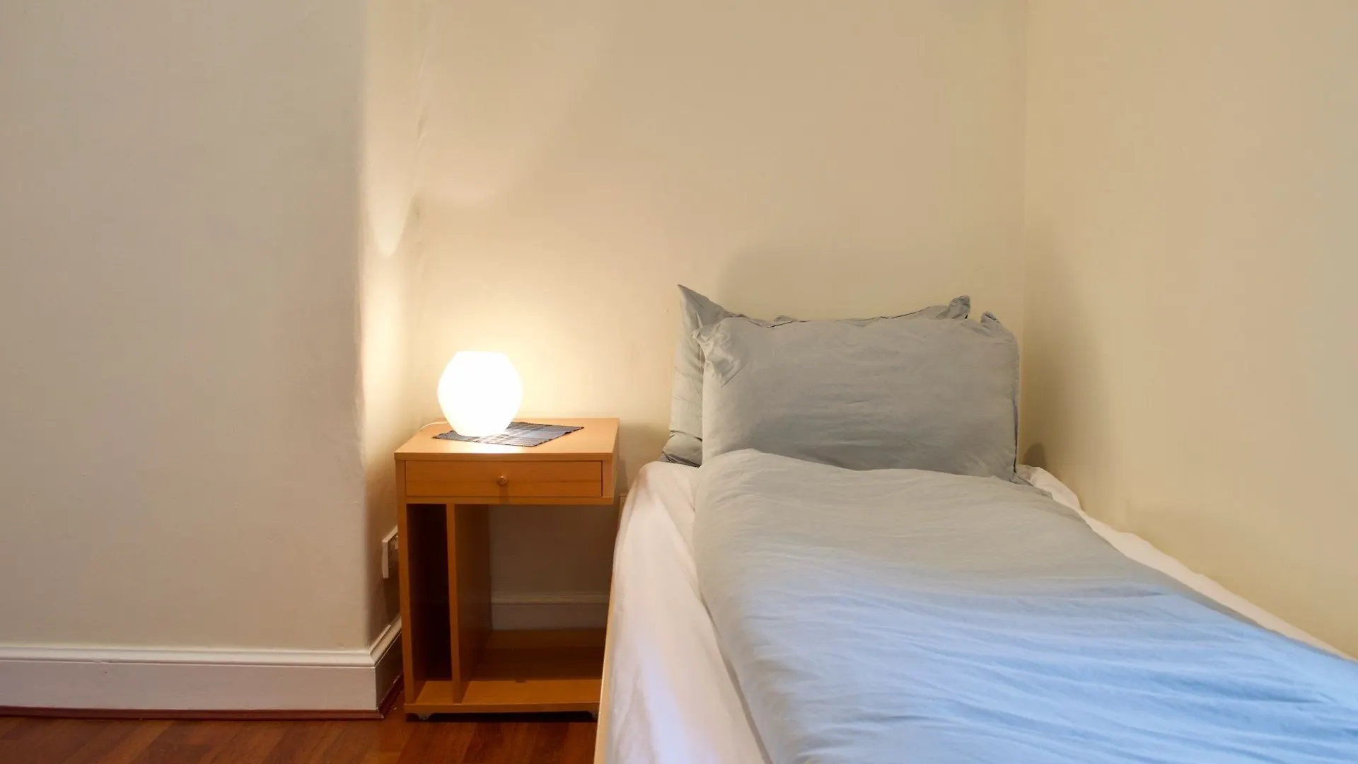 2 Bedroom Apartment In Pleasance Edimburgo 0*,